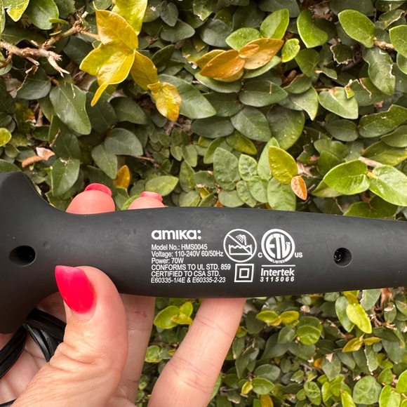 Amika ‘Blowout Babe’ Thermal Ionic Hairbrush - Picture 4 of 6